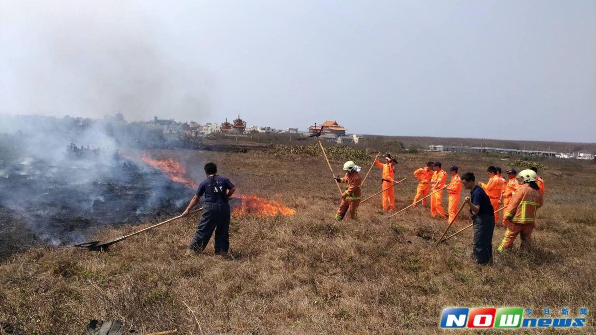 ▲風櫃里靠近蛇頭山附近墓地發生雜草火警，澎南、馬公及湖西消防分隊人車馳赴滅火。（圖／消防局提供）