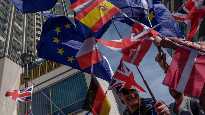 ▲英國脫歐談判下周啟動，本周六\\(25日\\)依然有數千支持歐盟群眾上街。（圖／達志影像／美聯社）
