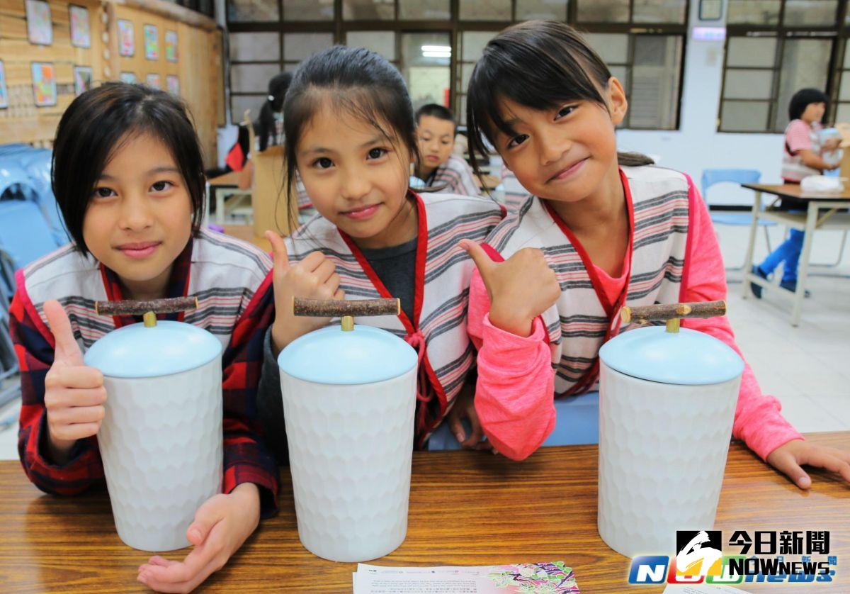 ▲新北市烏來國民中小學的三年級學生林星妤（左起）、高昕、宋韻潔，都很喜歡今年的《梅梗》。（圖／記者陳志仁攝，2017.4.12）