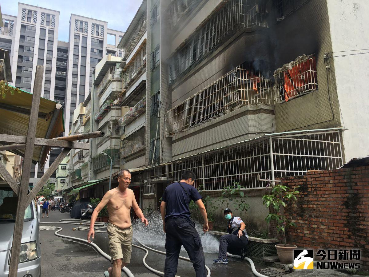 ▲高雄前鎮區修文街下午火警現場。（圖／記者宋德威攝，2017.4.21)