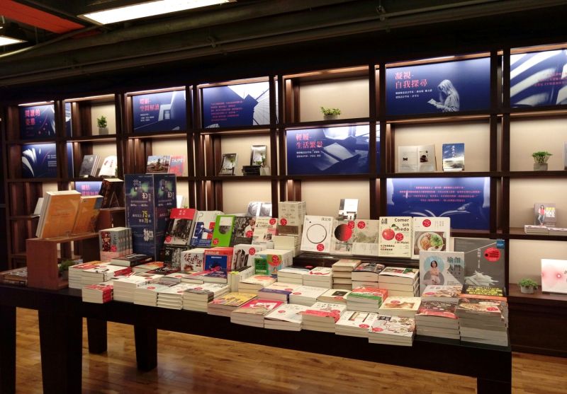 ▲響應世界閱讀日，誠品書店4月23日起推出名人書展，展期間單書79折起，並祭出10萬元鼓勵民眾讀書。（圖／誠品提供）