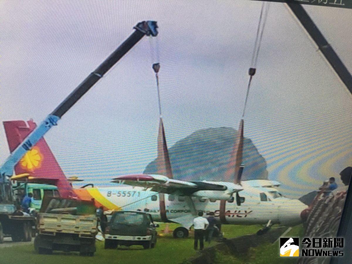 ▲德安航空飛機吊掛作業，蘭嶼機場封閉時間延長至下午6點。（圖／民航局）