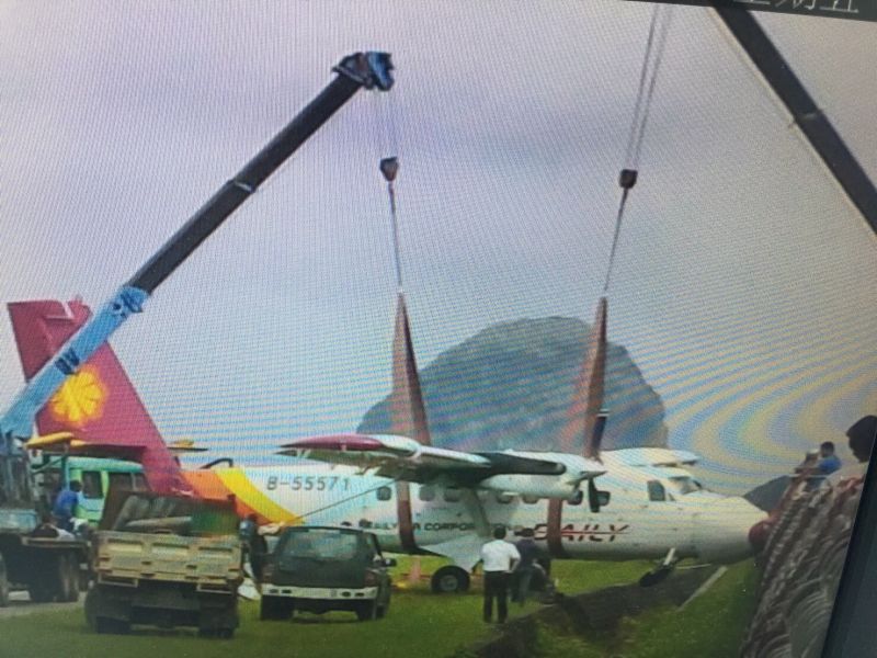 ▲德安航空飛機吊掛作業，蘭嶼機場封閉時間延長至下午6點。（圖／民航局）