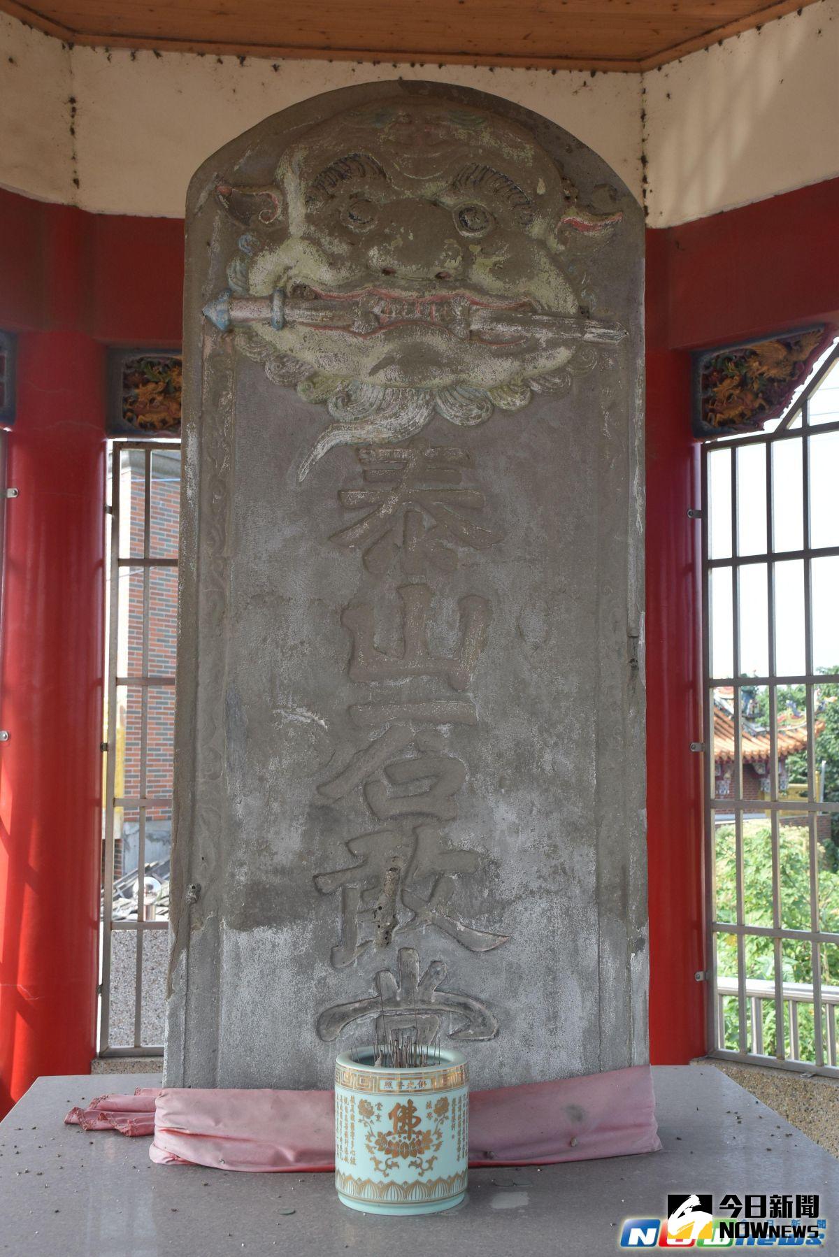 ▲濁水溪西螺段提防上豎立全台最大石敢當。（圖／記者郭春輝攝，2017.04.21）