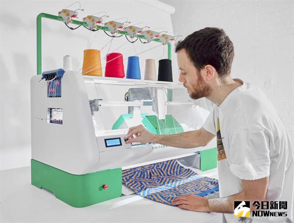 Kniterate智慧針織機。