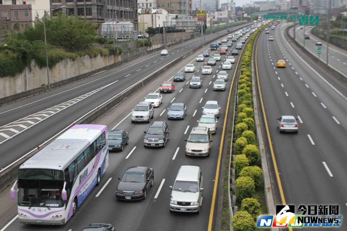 ▲為免連假塞在車陣中，應先蒐集資訊避開尖峰時段路段。（圖／記者常似虎攝，2017.3.31）