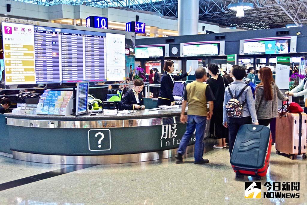 ▲桃園機場服務櫃檯24小時全年無休, 協助國內外旅客解決各種疑難雜症。（圖／記者陳致宇攝）
