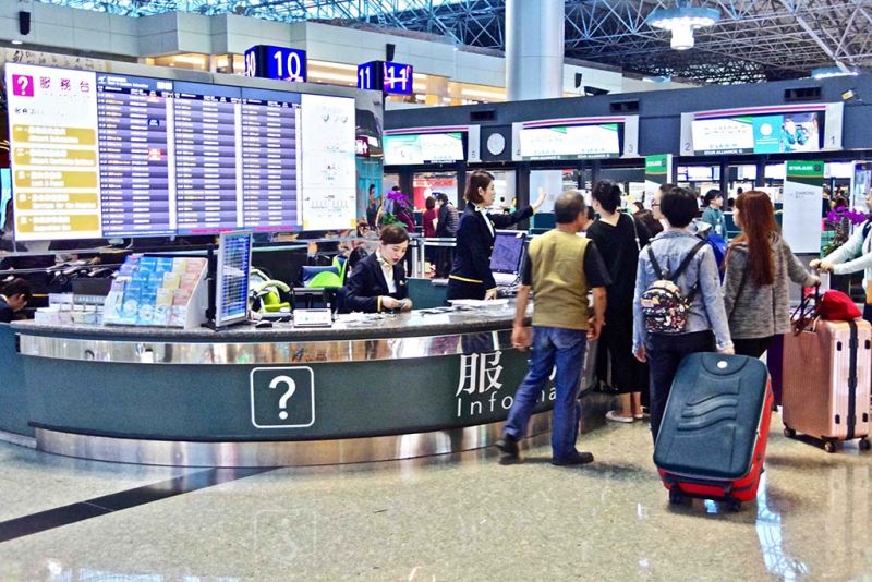 ▲桃園機場服務櫃檯24小時全年無休, 協助國內外旅客解決各種疑難雜症。（圖／記者陳致宇攝）