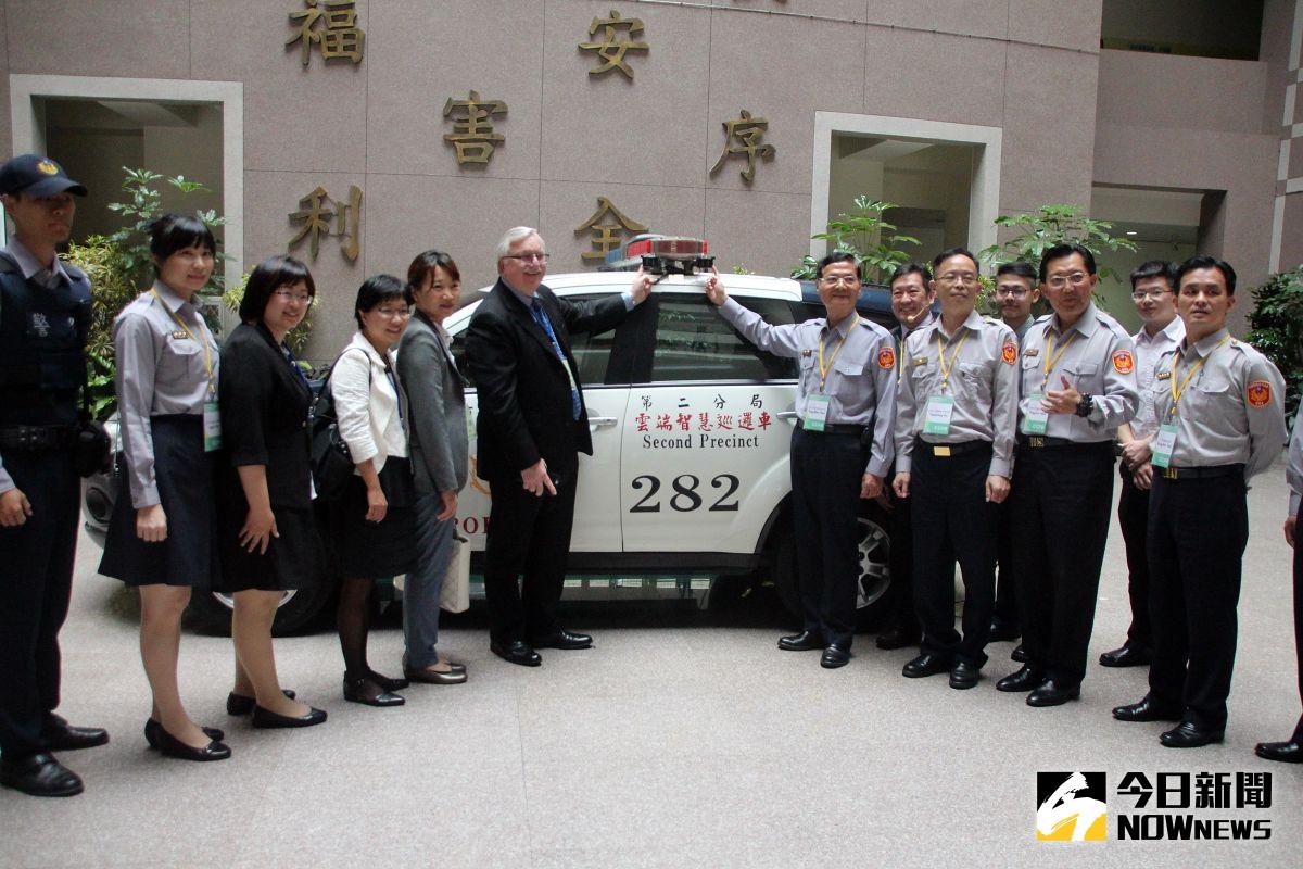 ▲ ICF主席John G.Jung實地訪視嘉市，青睞雲端智慧巡邏車。(圖/記者陳伯合翻攝，2017.04.24)