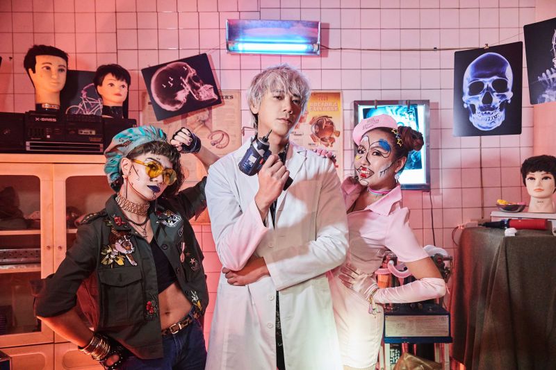 ▲信飾演超狂的整形醫生，拿起電鑽、樹枝剪當成整形的工具。（圖／華研提供，2017.04.19）