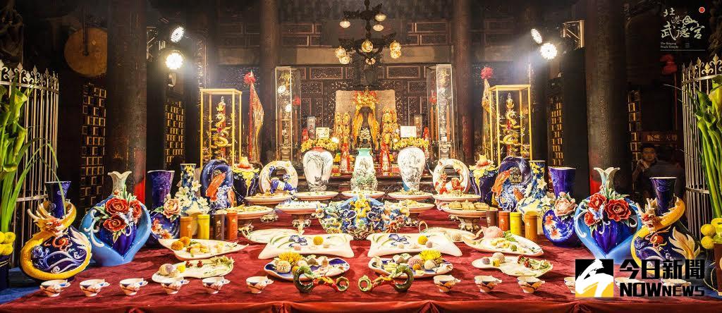 ▲武德宮逾三百萬台幣瓷器上供桌宴神。（圖／法藍瓷提供）
