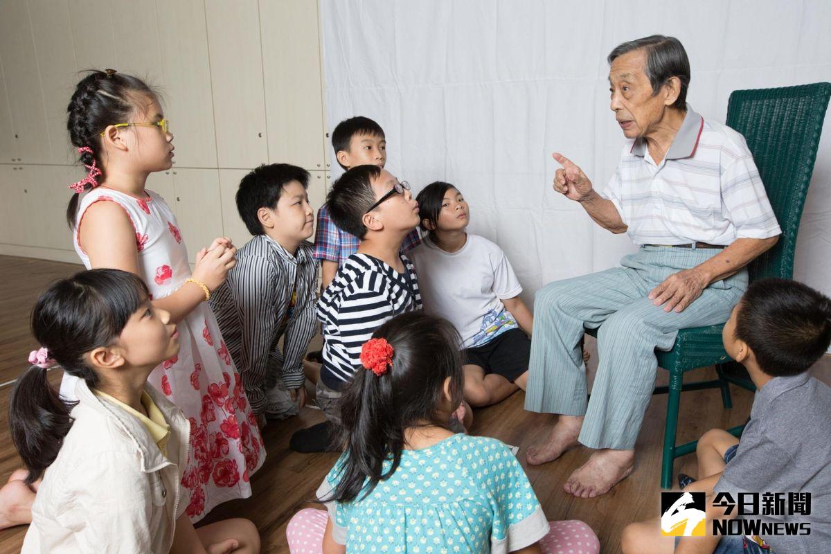 ▲耄耋爺奶攜孩子手，說出螢火蟲消失的26年歷史故事。（圖／果陀劇場提供）