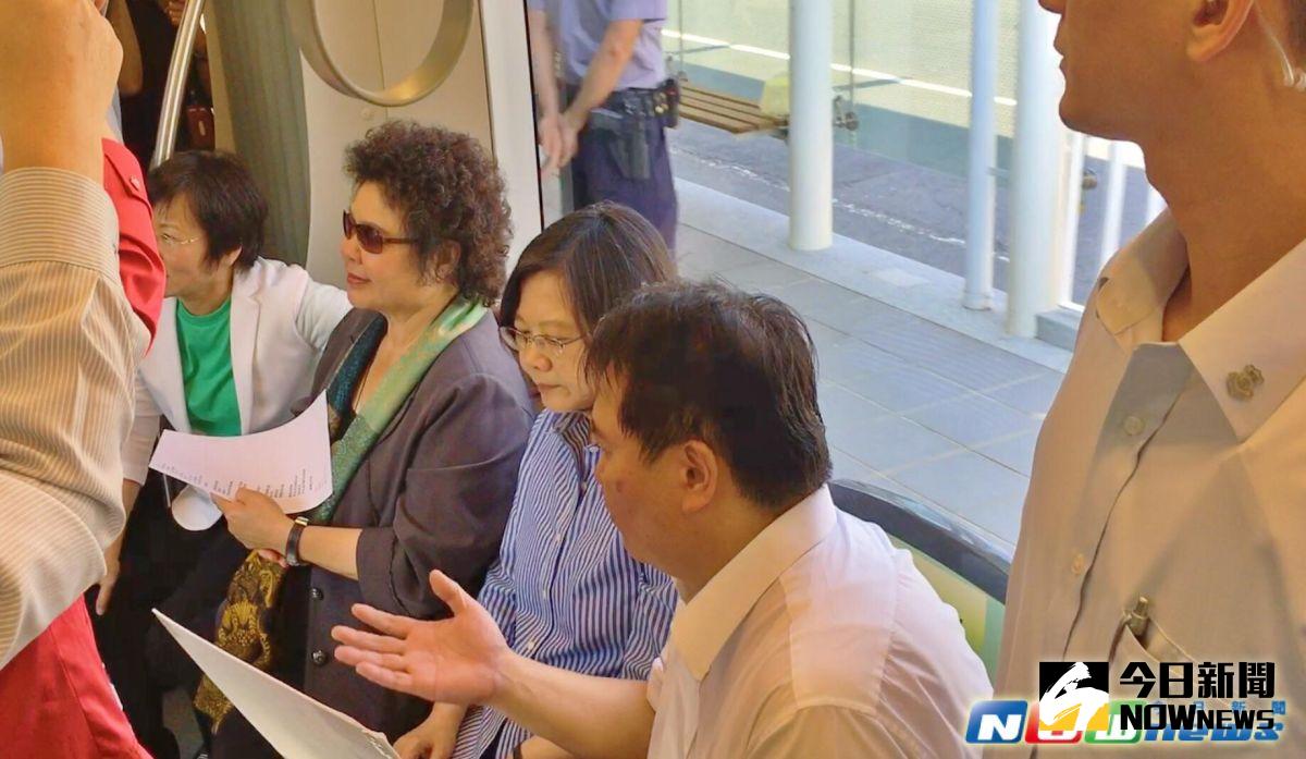 ▲下午陳菊陪同總統蔡英文、政務委員張景森、交通部長賀陳旦等人，搭乘輕軌，由C3站出發至未來同時也是捷運黃線起始站的C9旅運中心站。（圖／記者宋德威攝，2017.4.21）