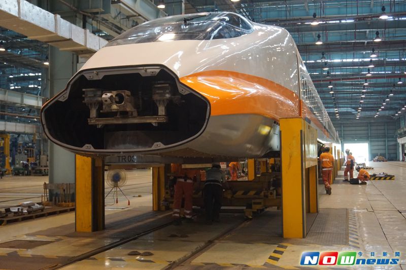 ▲台灣高鐵公司首度開放媒體前往高雄燕巢總機廠，展示列車轉向架裝卸保養作業流程。（圖／記者林縉明攝影）