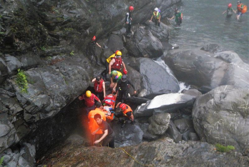 ▲舊筏灣射鹿吊橋上游一學生意外溺水，瑪家消防分隊攜帶救助及救護器材於射鹿溪上游展開搜救。（圖／記者陳宗傑翻攝,2017.4.24）