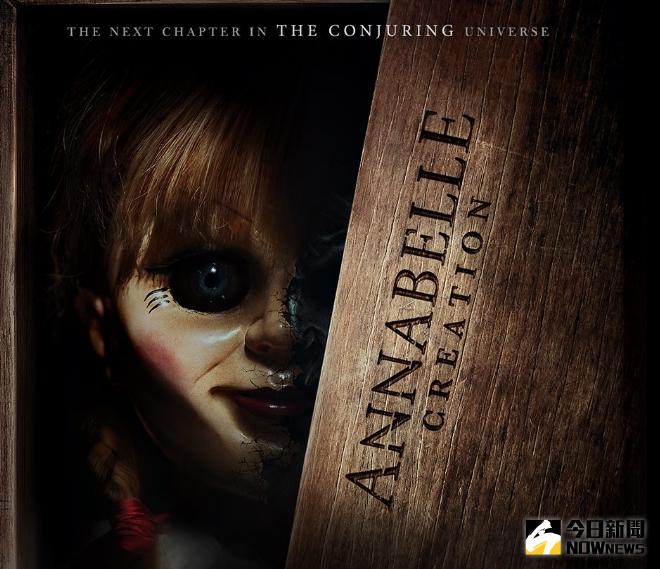▲安娜貝爾回來了，《安娜貝爾：造孽》將打開《厲陰宅》世界觀全新章節。（圖／翻攝自華納兄弟台灣粉絲俱樂部，2017.04.02）