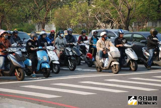 ▲騎車可不可以戴耳機？網友這樣說。（圖／記者何沛霖攝）