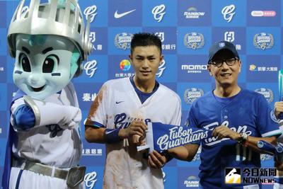 中華職棒富邦悍將隊球員22歲三壘手李宗賢（中）15日在新莊球場敲出再見安打，助球隊4比3逆轉統一獅，獲選單場最有價值球員（MVP），富邦集團董事長蔡明忠（右）頒獎。（富邦悍將提供）中央社記者林宏翰傳真　106年4月15日