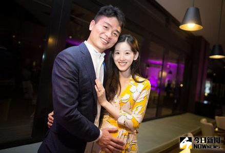 劉強東與妻子。