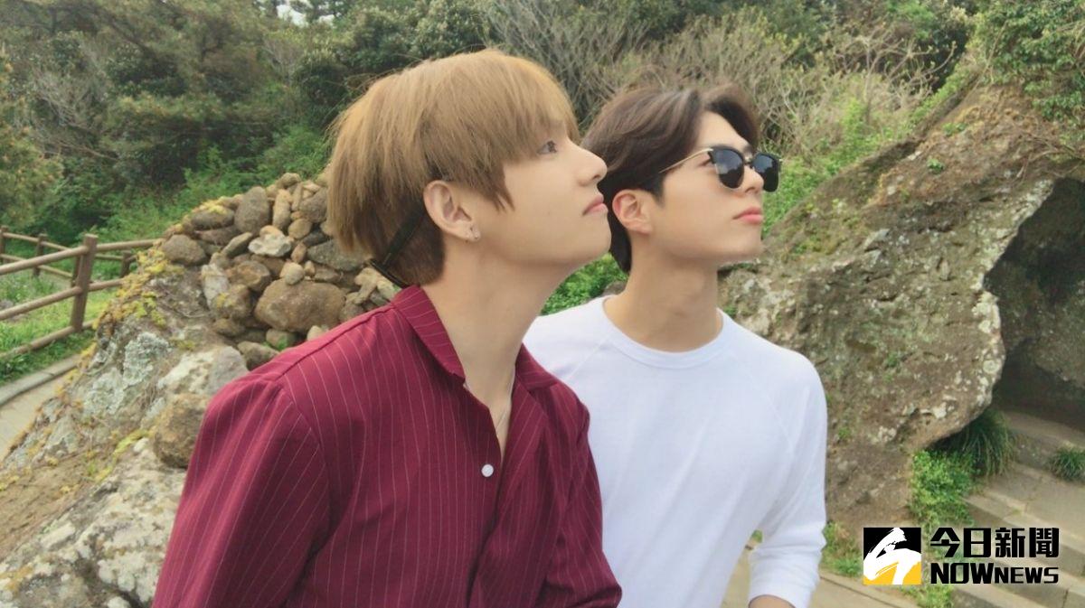 ▲金泰亨與戴墨鏡的朴寶劍一起望向遠方，模樣逗趣。（圖／翻攝自防彈少年團推特，2017.04.18）