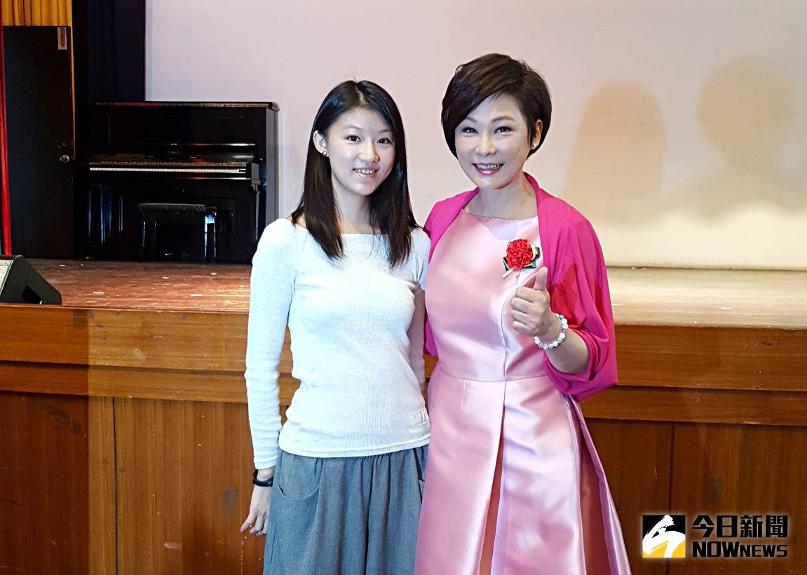 ▲張月麗的女兒Mindy（左）考上美國設計第一學府，最近放假返台陪媽媽做活動。（公關照，2017.04.30）