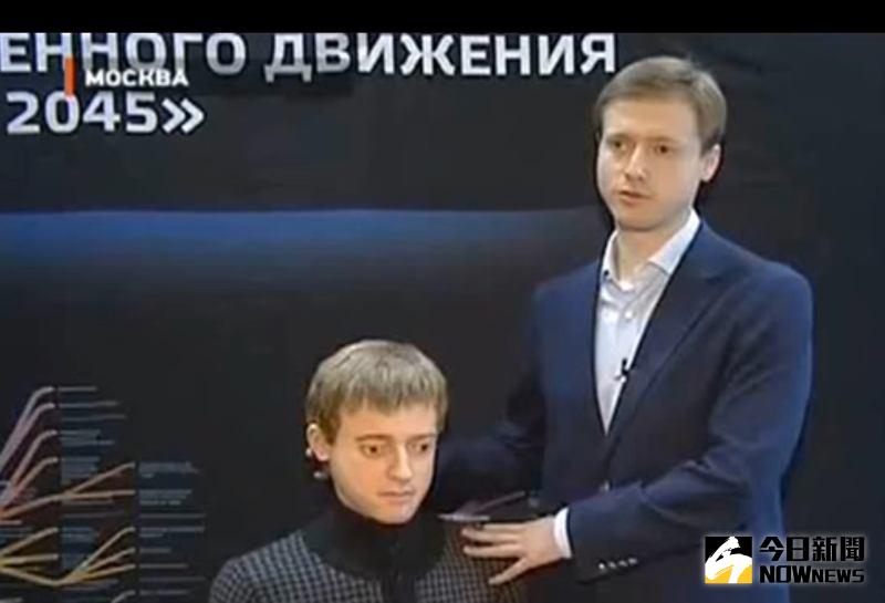 ▲迪米崔‧伊茨科夫和他的人型機器人。（圖／翻攝自YouTube）