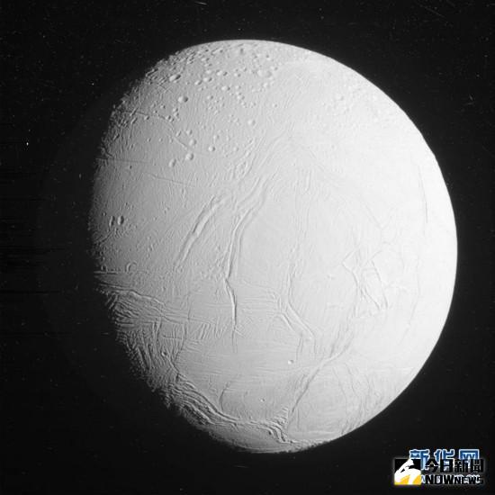 這是美國航天局公布的「卡西尼」探測器，2015年10月28日近距離飛過土衛二時拍攝的畫面。