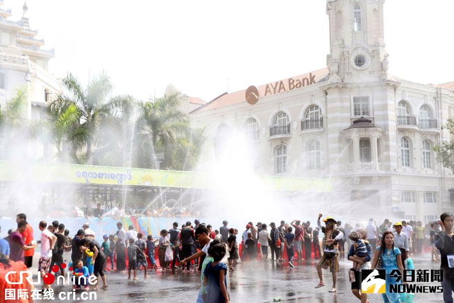 仰光市政廳前，人們潑水狂歡。