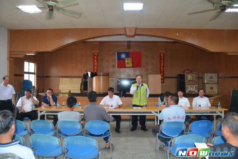 ▲縣長陳光復親自前往與村民溝通，並當場簽署承諾書，承諾若風機運轉的噪音超出規範容許值，對鄉親生活造成困擾，台電需立即停機。（圖／記者鄧至傑攝）