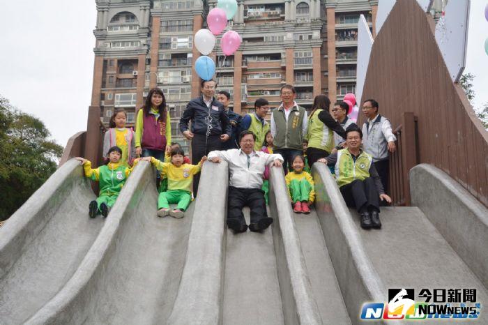 ▲桃園溫州公園打造為恐龍親子公園，鄭文燦(中)開心和小朋友們一起溜恐龍溜滑梯。（圖／桃園市政府提供,2017.4.14）