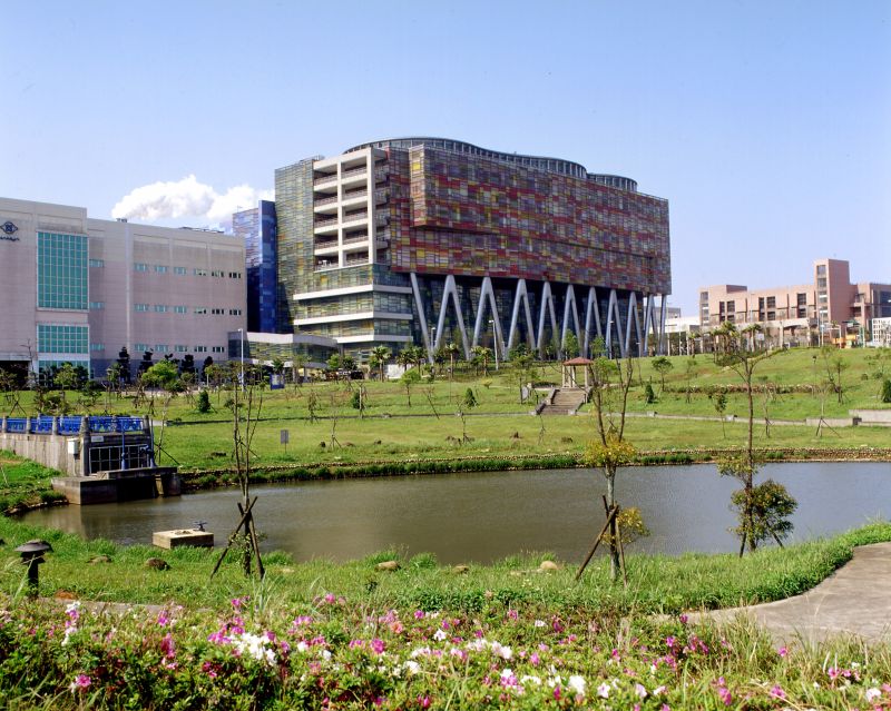 ▲桃園機場捷運開通後，附近景點成為熱門話題，而在林口有多項資源的台塑集團也打造台塑樂活圈，除開車外更能搭公車、騎自行車來趟輕旅行。圖為華亞科技園區景觀（圖／台塑集團提供）