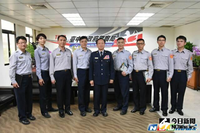 ▲台中市警察局長陳嘉昌與八名考取警正班同仁合影，嘉許他們努向學精神。（圖／記者鄧力軍翻攝）
