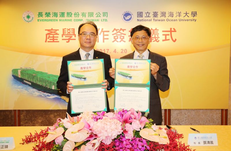 ▲長榮海運董事長張正鏞（左）與國立臺灣海洋大學校長張清風（右）共同簽訂產學合作備忘錄，開辦學士後輪機技術人才專班，培養更多優秀的專業海事人才。（圖／長榮海運提供）