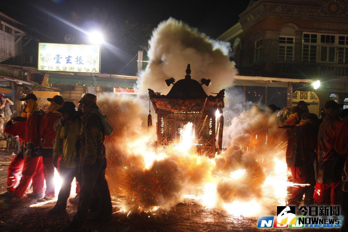 ▲北港媽祖出巡過程中，一路上炸轎炮煙竄天，場面相當震撼。（圖／記者蘇榮泉攝，2017.04.16）