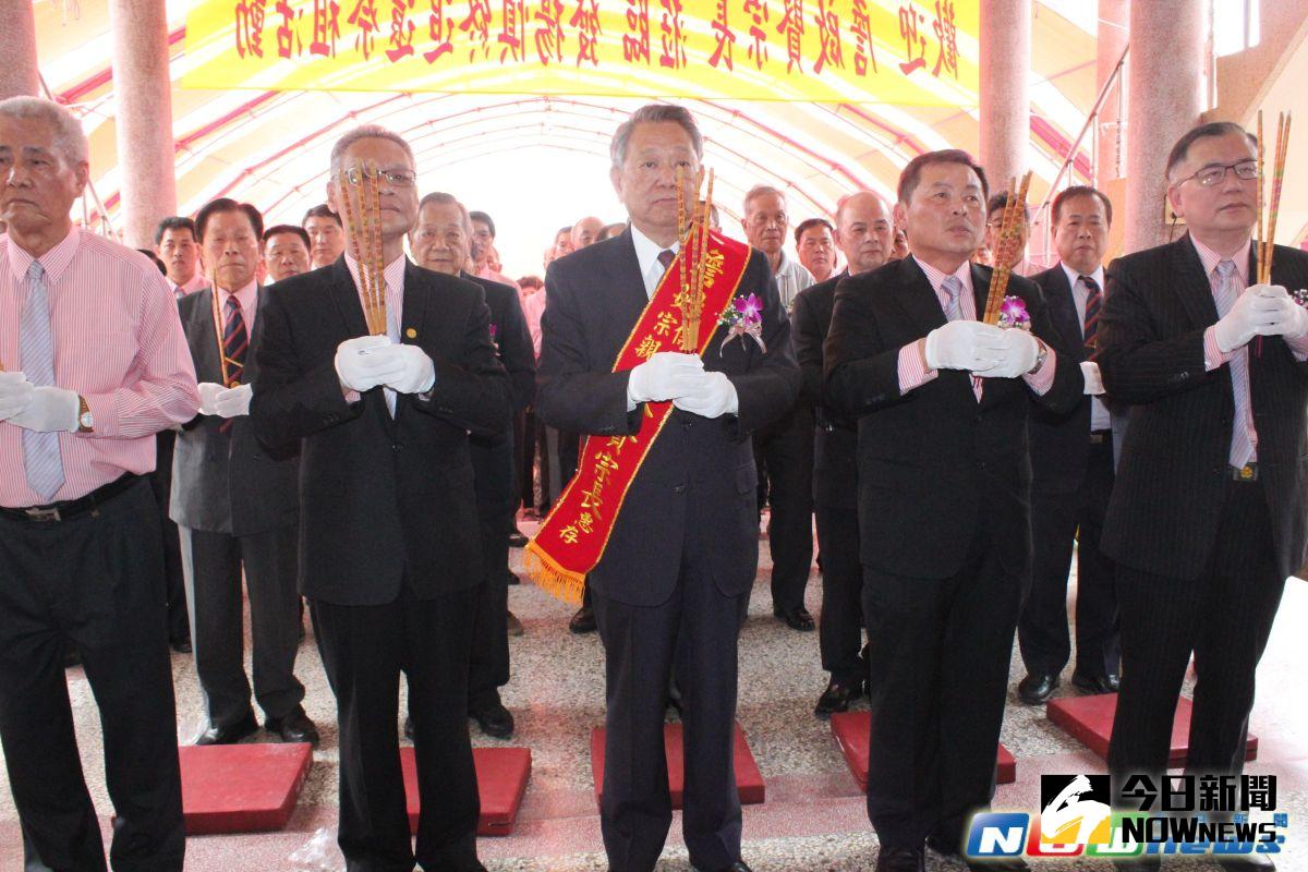 ▲國民黨主席參選人詹啟賢，由前總統府秘書長詹春柏陪同回到彰化縣永靖鄉祖厝，並與詹氏宗親會一起祭祖。（圖／記者陳雅芳攝，2017.4.5）