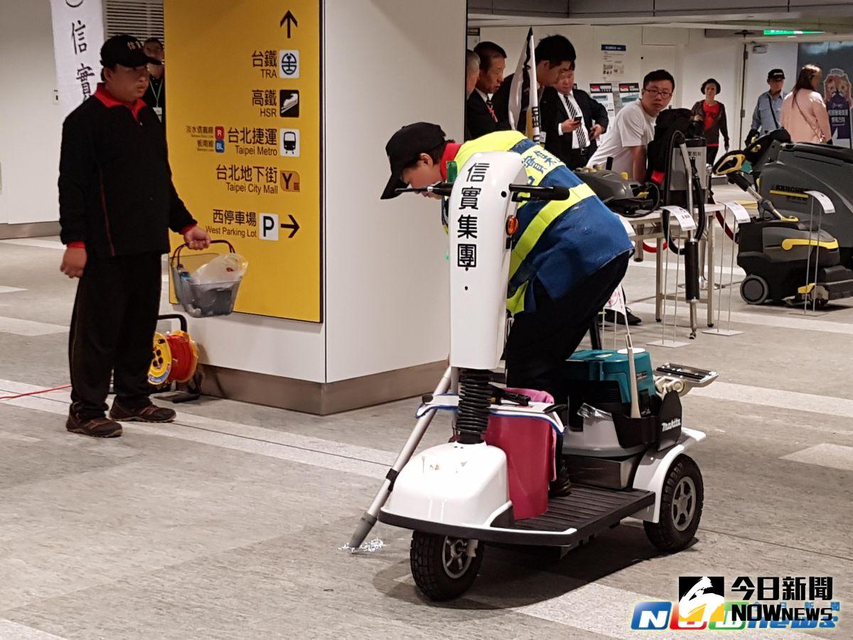 ▲台鐵為提升車站環境清潔舉辦交流教育訓練，清潔人員現場示範環境清潔操作程序。（圖／記者林縉明攝影 106.4.7）