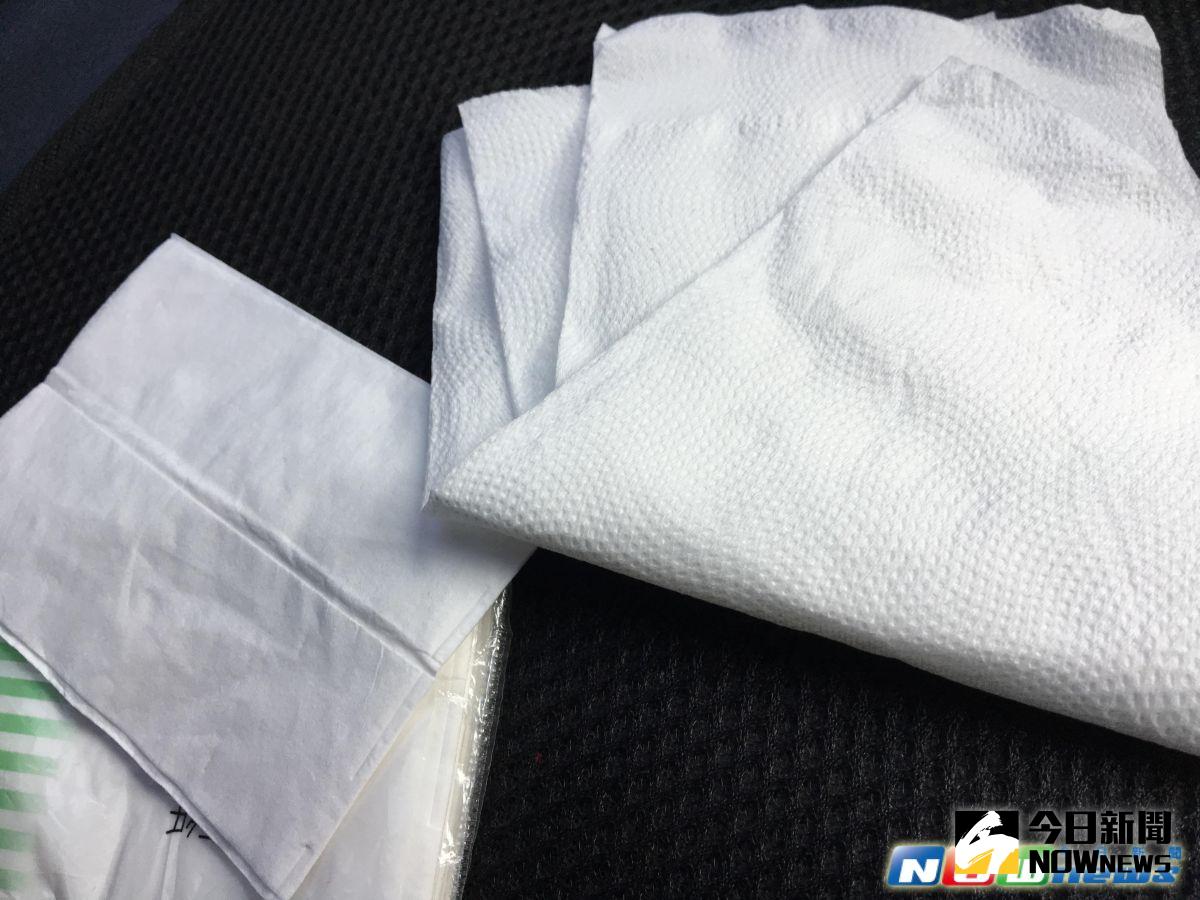 ▲衛生紙（右）表面較糙，結構鬆軟，適合丟入水中；面總（左）表面光滑，結構緊實強韌在水中不易鬆散 。（圖／記者鄭志宏攝,2017.04.12）