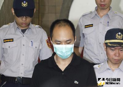 李宗瑞性侵案宣判（1） 富少李宗瑞（前）被控性侵偷拍多名女子案，台灣高等法院2日判他30年，另賠被害人新台幣2775萬元，仍可上訴。中央社記者吳翊寧攝 103年9月2日。資料照片。