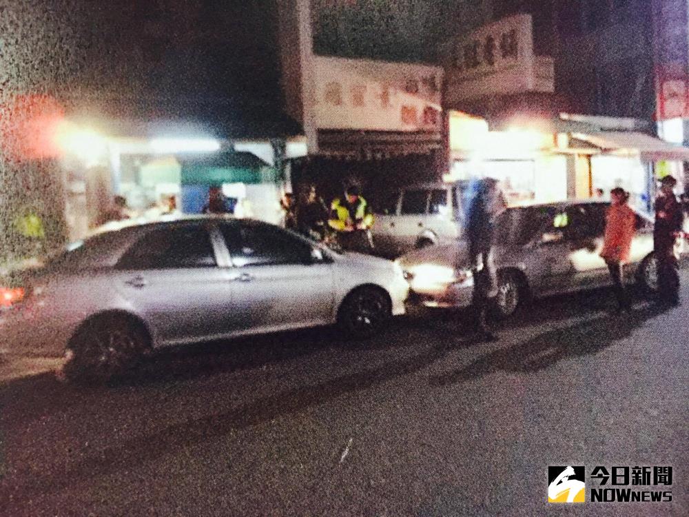 吸毒女駕駛，誤以為車輛是倒車狀態，遂加足馬力不慎與前方車輛發生碰撞。〔圖／記者吳晉輝翻攝2017.04.06〕