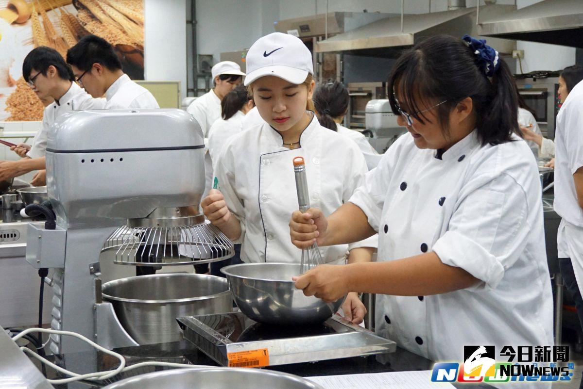 ▲錄取大葉大學烘焙暨飲料調製學士學位學程的準大學生體驗法式甜點製作。（圖／記者陳雅芳攝，2017.4.23）