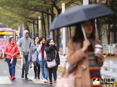 中央氣象局表示，19日鋒面通過台灣北部海面，台灣東半部地區及馬祖有短暫雨，北部、南部、中部地區及金門有局部短暫雨；雖然各地下雨機率高，雲量也偏多，但仍屬溫暖舒適的天氣。中央社記者吳翊寧攝 106年3月19日