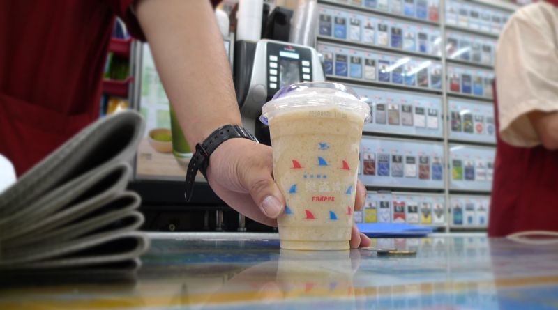 ▲7-ELEVEN的CITY CAFÉ推出加入咖啡、牛奶型態的「海洋戀曲樂冰（三個冰）鯊」，即日起試賣推出嘗鮮價。（圖／統一提供）