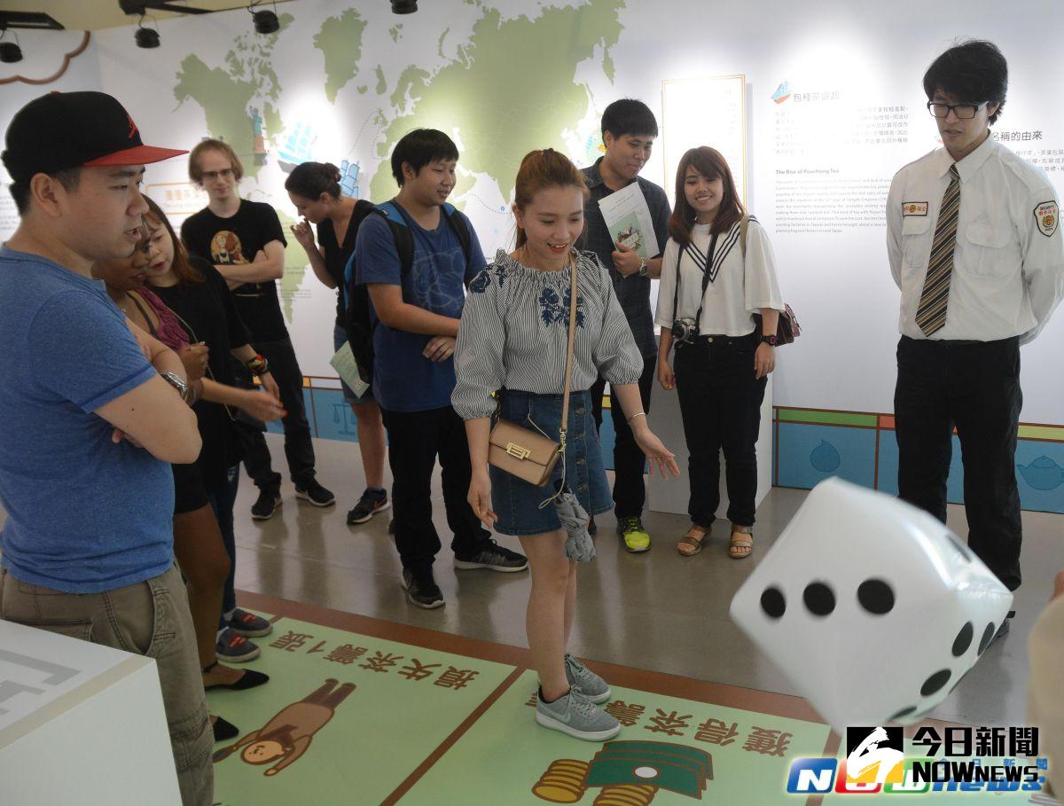 ▲新北市坪林茶業博物館將「大富翁遊戲」的場景放大，邀請大家走入遊戲圖版中擲骰子玩遊戲，一步步探索臺灣茶的百年歷史。（圖／新北市政府文化局提供，2017.4.8）