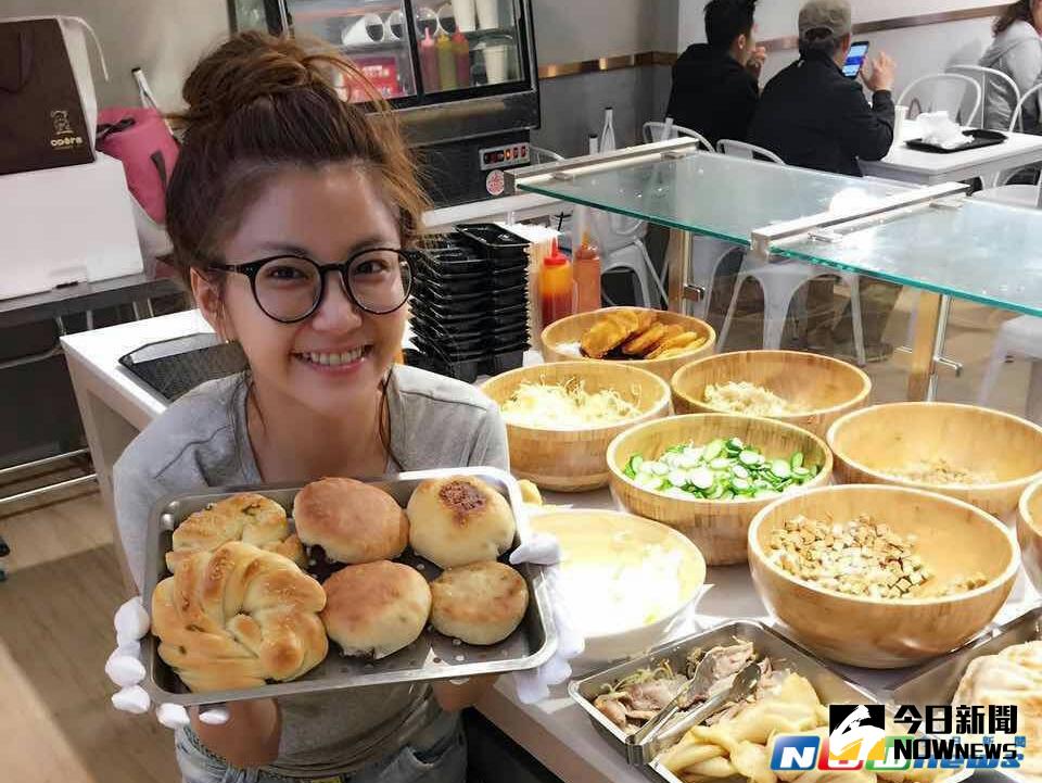 ▲小Call日前辭去早餐店工作，轉移到吳宗憲燒餅店幫忙。（圖／小Call經紀人提供，2017.4.22）