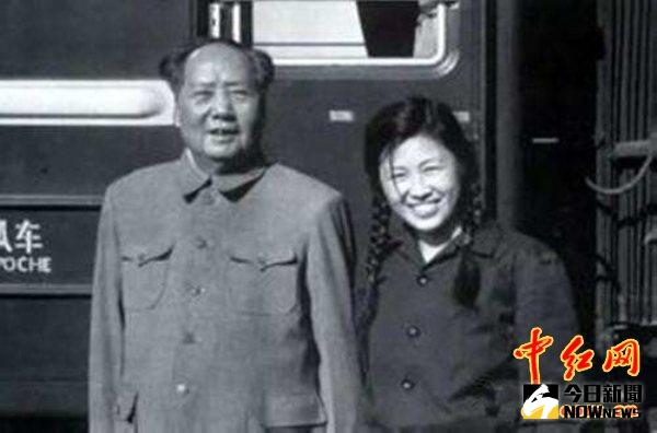 毛澤東主席與機要秘書謝靜宜。