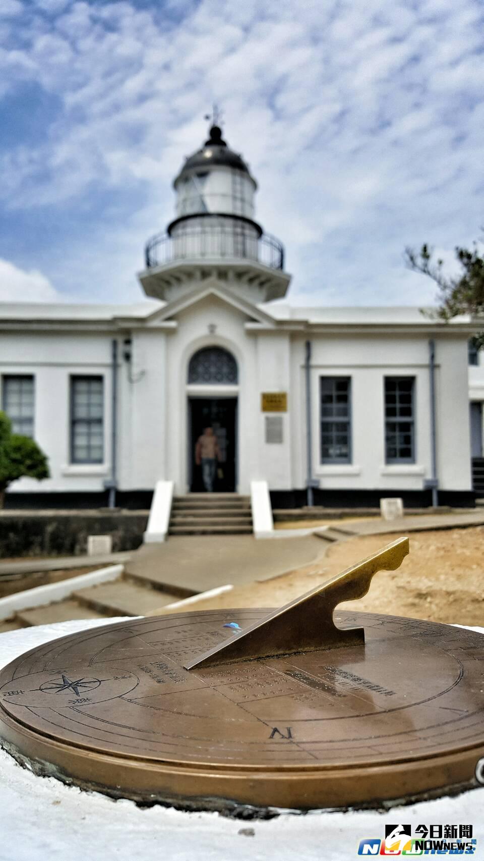 ▲塔前有一座西洋式白牆辦公室，草坪上尚有一座日晷儀。（圖／記者宋德威攝，2017.4.6）