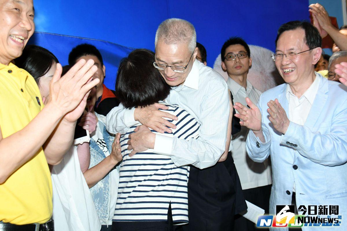 ▲前副總統吳敦義勝選國民黨新任黨主席，並與夫人蔡令怡相互擁抱。（圖／記者林調遜攝，2017.5.20）