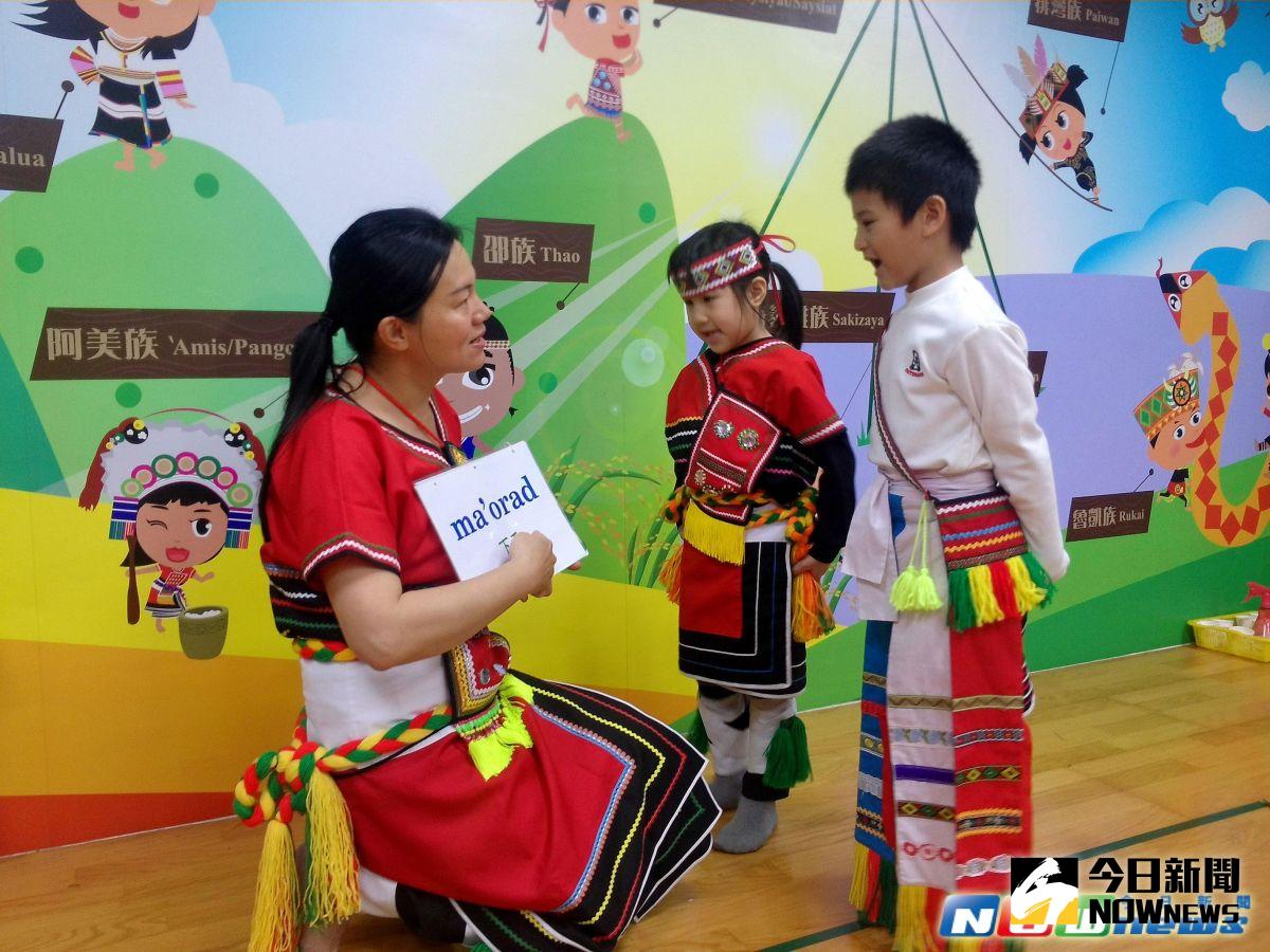▲新北市圖書館新莊西盛分館「原住民文化學習教室」特與丹鳳國小幼兒園沉浸式族語班合作，推出「族語輕鬆說FUN鬆玩」的親子共學族語課程。（圖／記者陳志仁攝，2017.4.1）