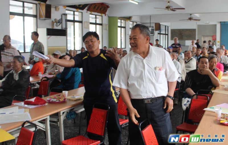 ▲斗南順安宮媽祖廟臨時信徒代表大會提案「註銷」張金坤資格案場面火爆，經投票表決未獲通過。（圖／記者簡勇鵬攝，2017.04.23）