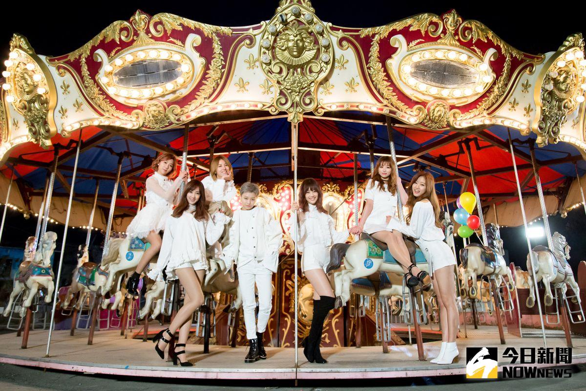 ▲蜜蜂少女隊拍MV騎旋轉木馬，低溫被凍成冰棒。（圖／喜歡音樂提供，2017.04.13）